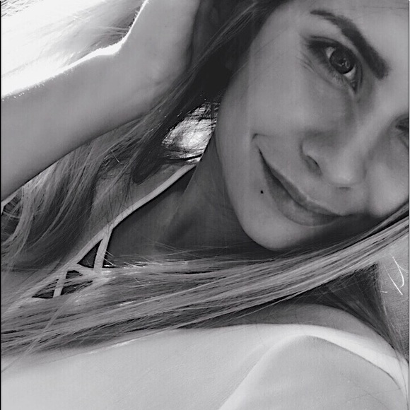 Meet your Posher, Aly ❤️ - Picture 1 of 6